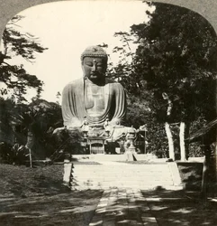 Statua colossale di Buddha, venerata dai giapponesi, in un tempio silvano, Kamakura, Giappone, c1900
