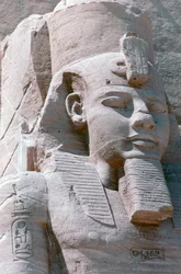 Statua colossale di Ramesse II, Tempio di Abu Simbel, Egitto, XIII secolo a.C.
