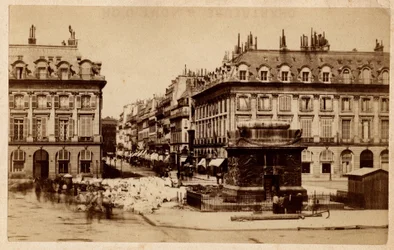 Comune di Parigi (1871) vista da Place Vendome con la colonna distrutta. Fotografia. Stampa su cartone Dim. 10,4x6,2 cm