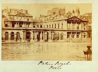 Comune di Parigi (1871): vista del Palais Royal (Palais-Royal) distrutto. Fotografia anonima. Stampa su cartone Dim. 15x10 cm