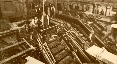 Costruzione di scale mobili alla stazione di Bank, Londra, c1930