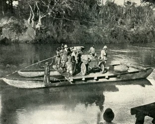 Trasporto di veicoli a motore attraverso il fiume Mbaka, Africa Orientale Tedesca, 1919