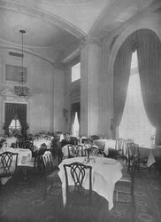 Angolo della sala da pranzo principale con dettagli coloniali, Roosevelt Hotel, New York City, 1924