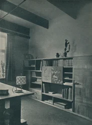 Angolo di una biblioteca progettata da Hans Hartl