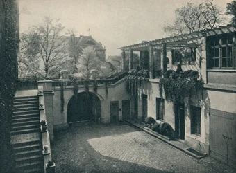 Cortile di casa privata, 13 Boulevard Des Invalides, Parigi. Modifiche di Paul Huillard, c1927