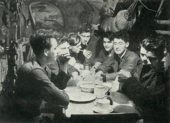 Equipaggio di un sottomarino britannico nella sala mensa, Seconda Guerra Mondiale, 1945