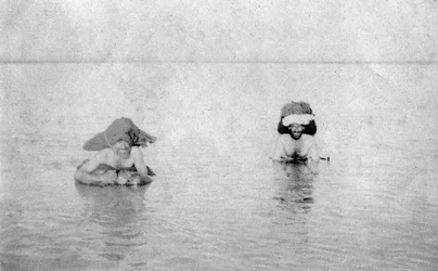 Attraversamento del fiume Tigri su pelli di capra gonfiate, 1918
