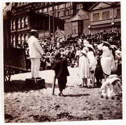 Folla che guarda un intrattenitore sulla spiaggia, circa 1905