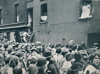 Folla che osserva il saccheggio di una casa tedesca a Poplar, c. 1914