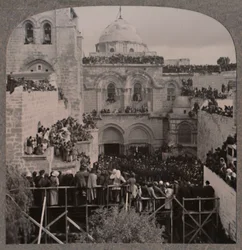 Folle che riempiono ogni nicchia della Chiesa del Santo Sepolcro, c1900