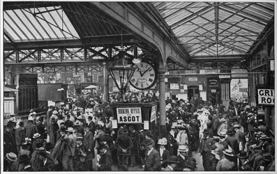 Folla alla stazione di Waterloo diretta alle corse di Ascot, Londra, c1900-1901