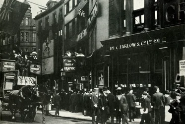 Folla in attesa di notizie sul Bilancio del Popolo, 1909