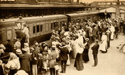 Folle che salutano le truppe in partenza per combattere nella Prima Guerra Mondiale, Gran Bretagna