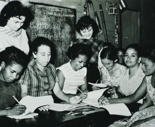 Rivoluzione cubana: donne che partecipano ai programmi educativi istituiti dalla campagna di alfabetizzazione di Fidel Castro nelle campagne, primi anni 