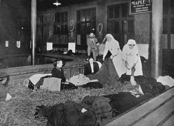 Sala doganale alla Gare du Nord, Parigi, una stazione di soccorso per i rifugiati francesi, 1914