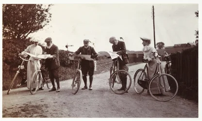 Ciclisti che guardano le mappe, c 1900