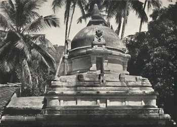 Dagoba nel Tempio del Sacro Dente a Kandy, 1926