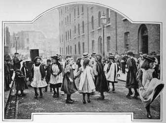Ballando a un organetto di strada, Londra, c1901