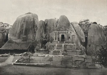 Das Issurumuniya - Felse - Vihara costruito dal Re Devanampiya Tissa nel III secolo a.C., 1926