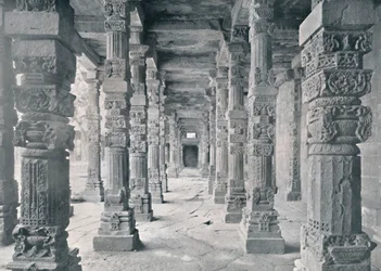 Delhi. Corridoio di colonne indù nella moschea di Kutub, c1910