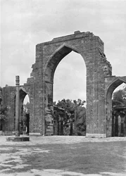 Delhi. Porta della Moschea Kutub, c1910