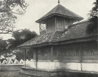 Dewale s. Tafel 58 presso la Dagoba del Sacro Dente a Kandy, 1926