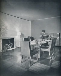 Mobili da sala da pranzo con sedie rivestite in pelle progettate da T. H. Robsjohn-Gibbings