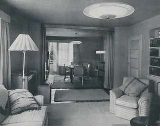 Sala da pranzo e soggiorno, divisi solo da tende pesanti in un attraente tessuto moderno, 1942
