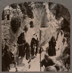 Discepoli, con le donne, presto al Sepolcro di Cristo, c1900
