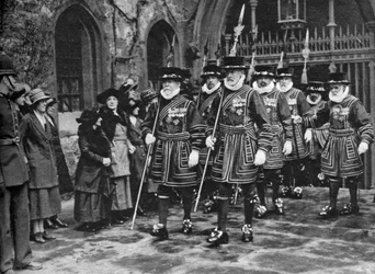 Distribuzione del denaro di Maundy da parte dei Yeomen Warders, Torre di Londra, 1926-1927