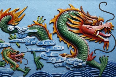Scultura di drago in un tempio cinese, Phnom Penh, Cambogia