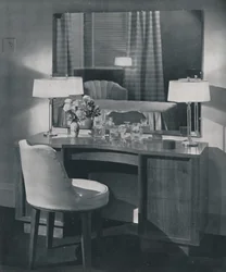 Tavolo da toeletta in noce americano con sedia girevole abbinata, 1942