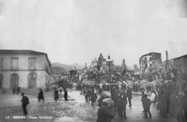 Danni del terremoto in Piazza Cavallotti, Messina, Sicilia, Italia, dicembre 1908