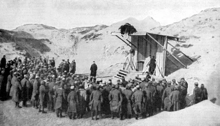 Messa di Pasqua nelle dune sulle spiagge del Belgio presso il Mare del Nord, Prima Guerra Mondiale, 1915