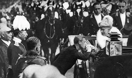 Edoardo VIII saluta la Regina Maria a Windsor