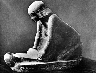 Figura di Tomba Egiziana di una Donna che Macina il Grano con una Macina a Sella, c2500 a.C.