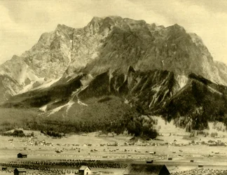 Ehrwald e le montagne del Wetterstein, Tirolo, Austria, c1935