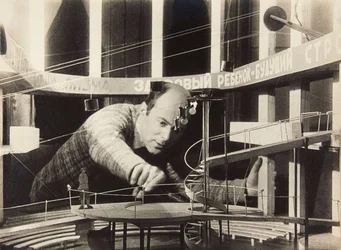 El Lissitzky che lavora su un progetto scenico, Teatro Meyerhold, 1929