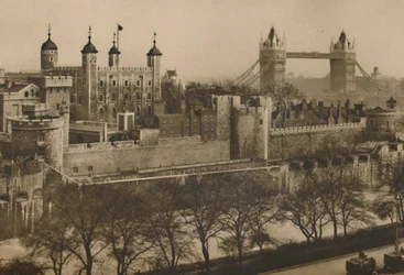 Bastioni fortificati della Torre di Londra visti a strati dai magazzini alti di Tower Hill