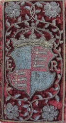 Rilegatura in velluto ricamato sui Sermoni di John Udall con le armi di Elisabetta I