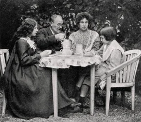 Emile Zola, romanziere francese, con la sua famiglia, 1899