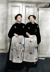 Emmeline e Christabel Pankhurst, suffragette inglesi, in abiti da prigione, 1908