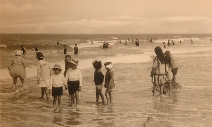 Bambini che fanno il bagno, c1900
