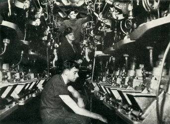 Sala macchine di un sottomarino britannico, Seconda Guerra Mondiale, 1945