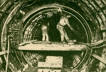 Allargamento dei tunnel sulla City and South London Railway, mostrando nuovi e vecchi diametri, 1930
