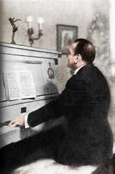 Enrico Caruso - Il famoso tenore italiano al pianoforte, c1925
