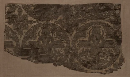 Re in trono fiancheggiato da grifoni, 800