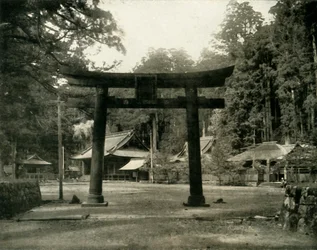 Ingresso a un tempio Shinto, nel distretto di Nikko, Giappone