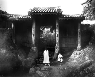 Ingresso a un villaggio, Corea, 1900