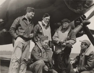 Ernie Pyle con un equipaggio di bombardieri